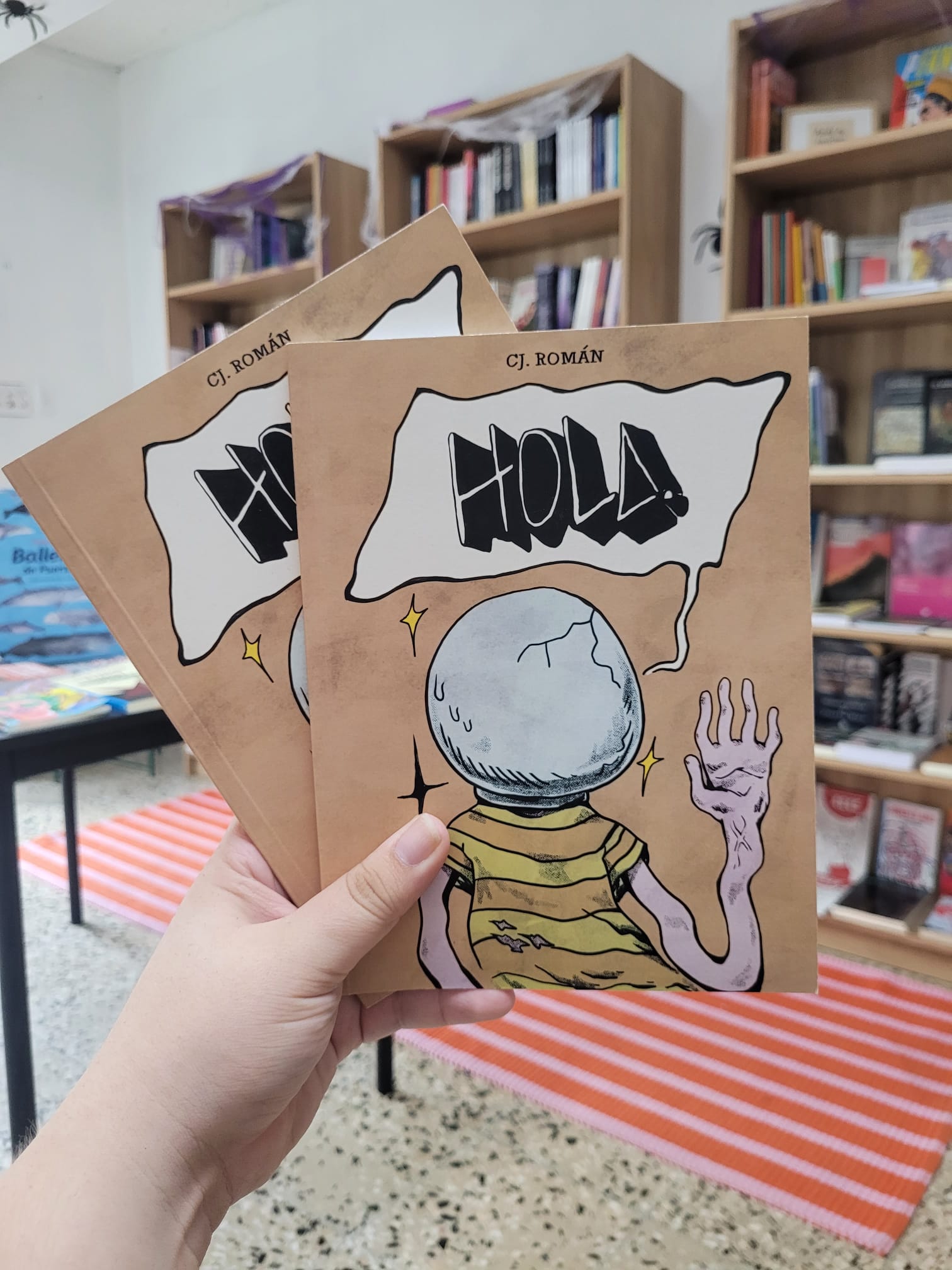 HOLA - C.J. Román